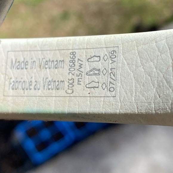 Crocs “ Out of this World “ Rainbows and Unicorns Mens size 5 and Women’s Size 7 - Picture 3 of 4